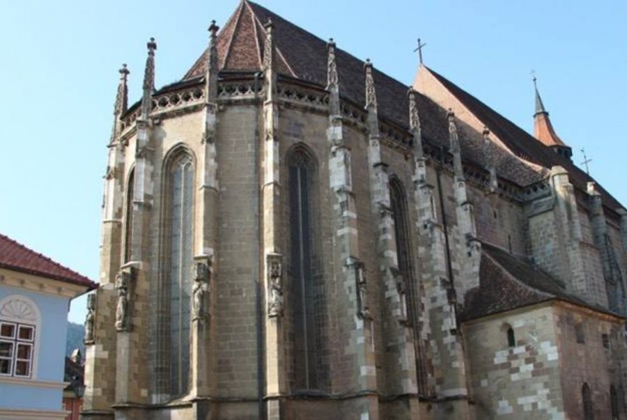 Biserica Neagra poarta acest nume avariata fiind intr-un incendiu in anul 1689.