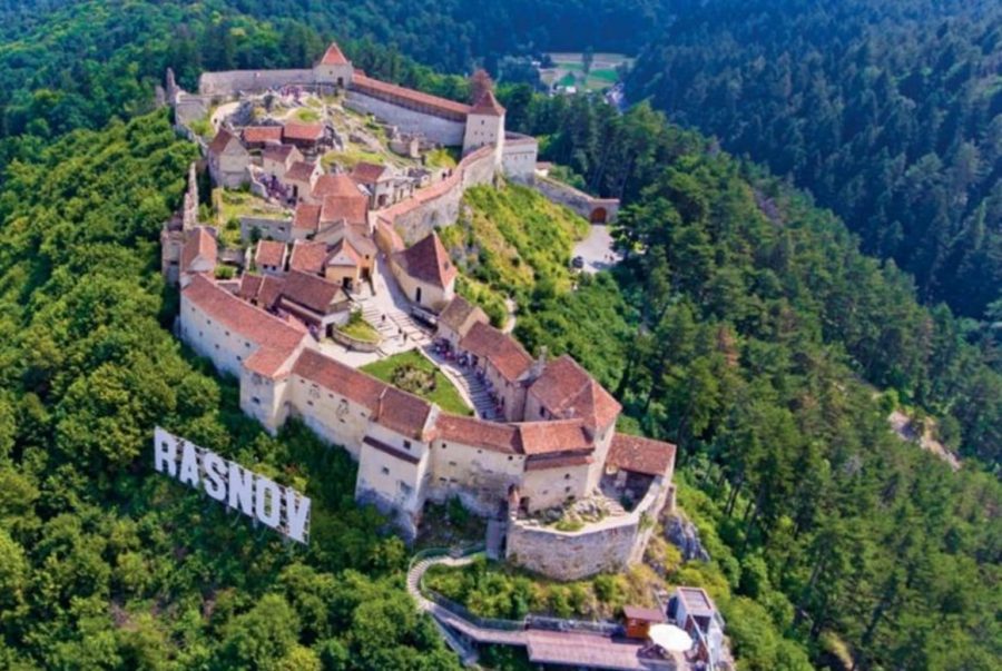 Cetatea Rasnov, unul din cele mai bine păstrate ansambluri fortificate din Transilvania.