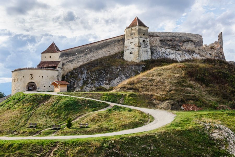 Cetatea Rasnov, unul din cele mai bine păstrate ansambluri fortificate din Transilvania.